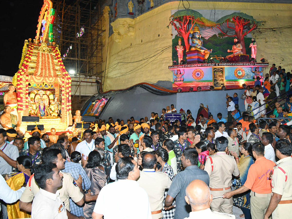 Tirumala Srivari Navaratri Brahmotsavam 2023 - Sarva Bhoopala Vahanam Photos - Sakshi6