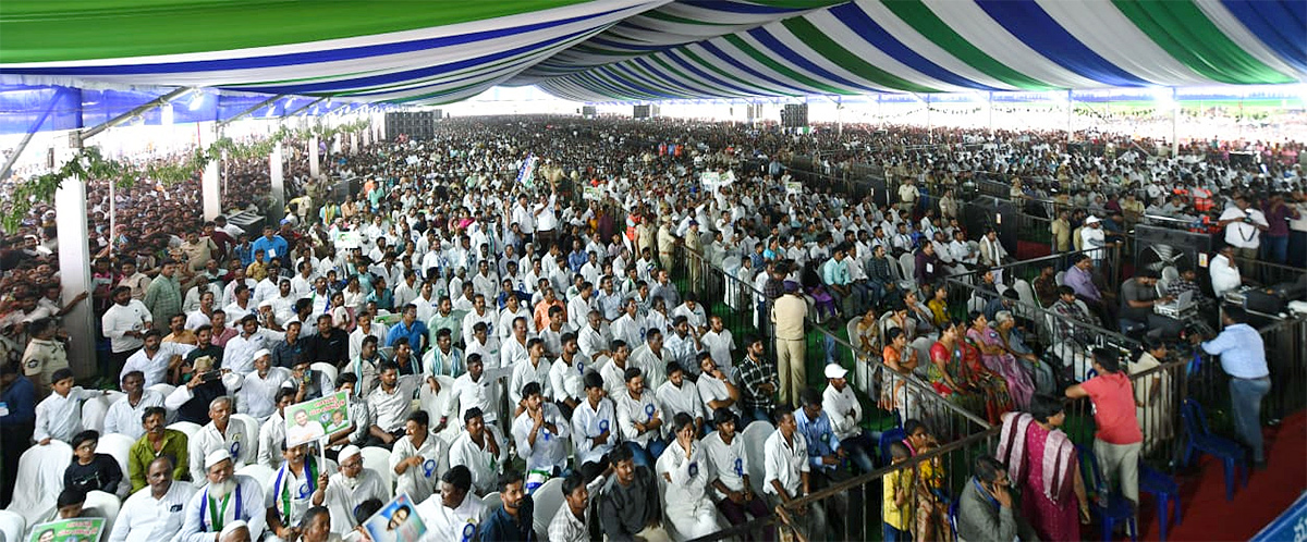 Photos: Massive Crowd At Yemmiganur Jagananna Chedodu Sabha - Sakshi16