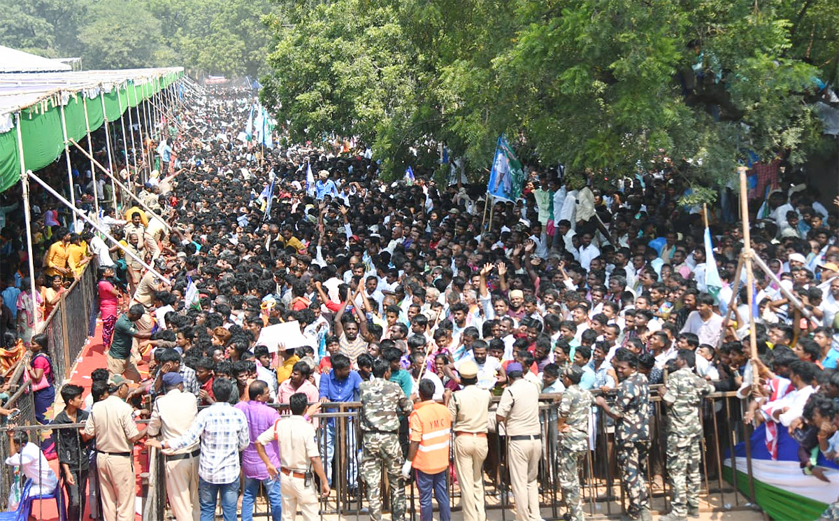 Photos: Massive Crowd At Yemmiganur Jagananna Chedodu Sabha - Sakshi24