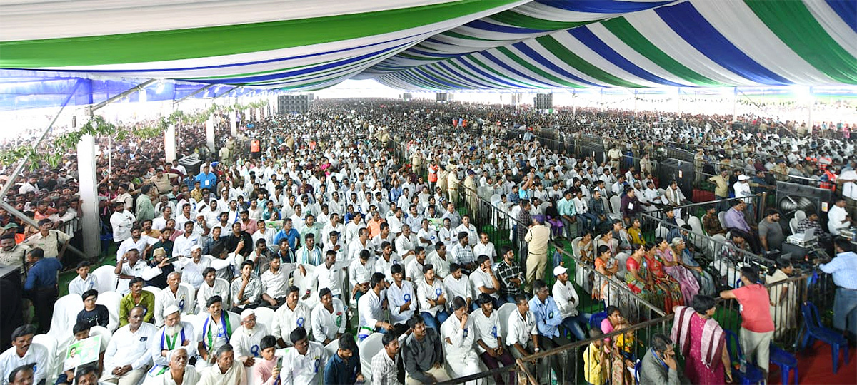 Photos: Massive Crowd At Yemmiganur Jagananna Chedodu Sabha - Sakshi17