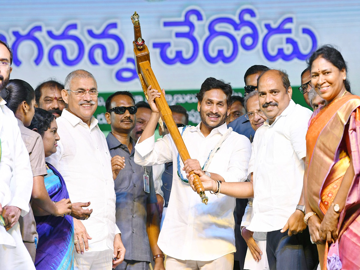 CM Jagan Releases Jagananna Chedodu Funds at Yemmiganur Photos - Sakshi7