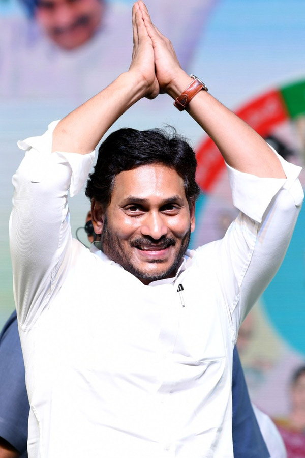 CM Jagan Releases Jagananna Chedodu Funds at Yemmiganur Photos - Sakshi14