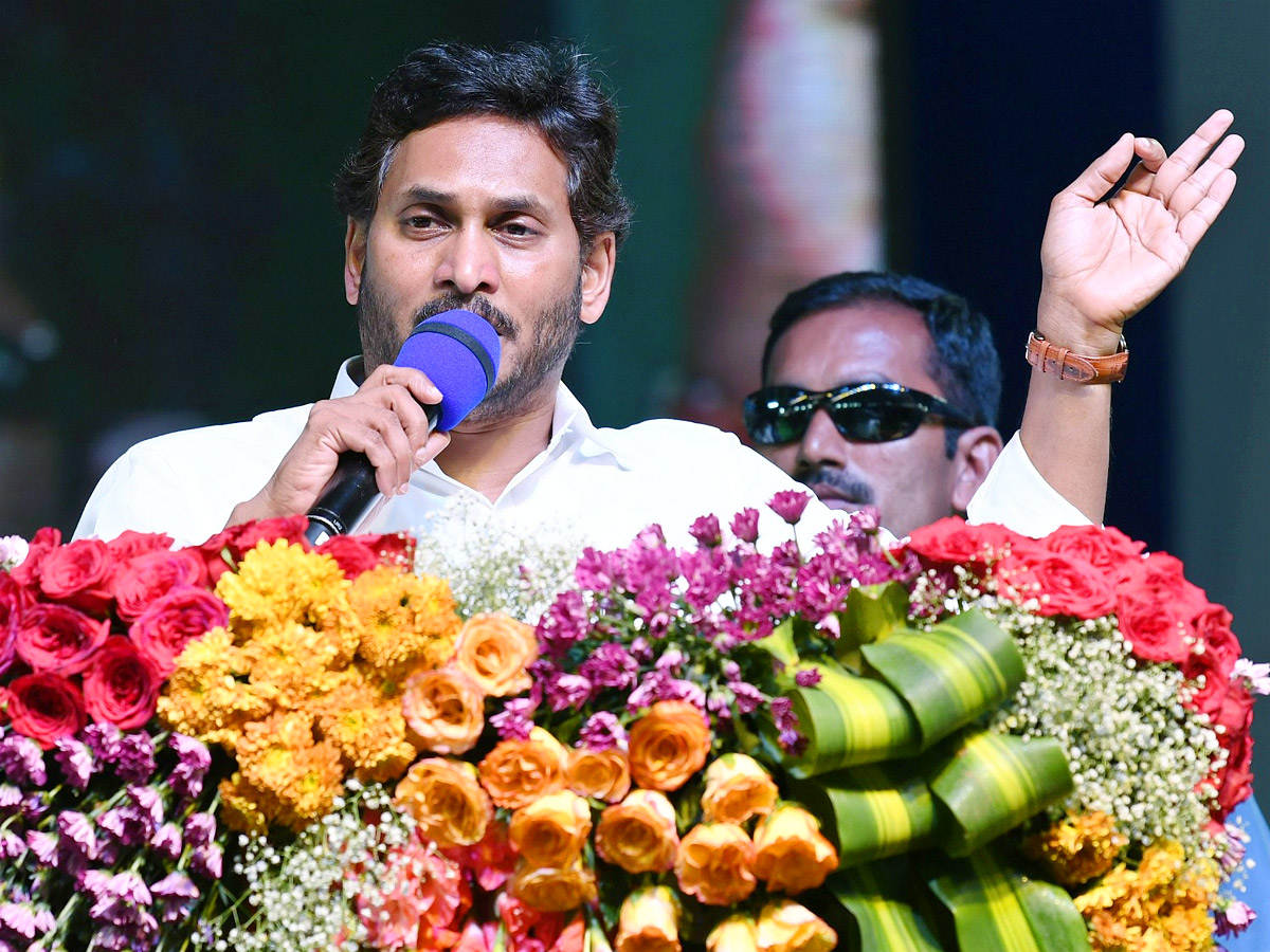 CM Jagan Releases Jagananna Chedodu Funds at Yemmiganur Photos - Sakshi10