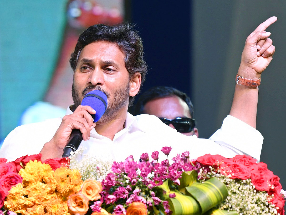 CM Jagan Releases Jagananna Chedodu Funds at Yemmiganur Photos - Sakshi11