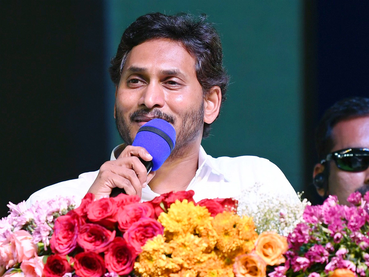 CM Jagan Releases Jagananna Chedodu Funds at Yemmiganur Photos - Sakshi12