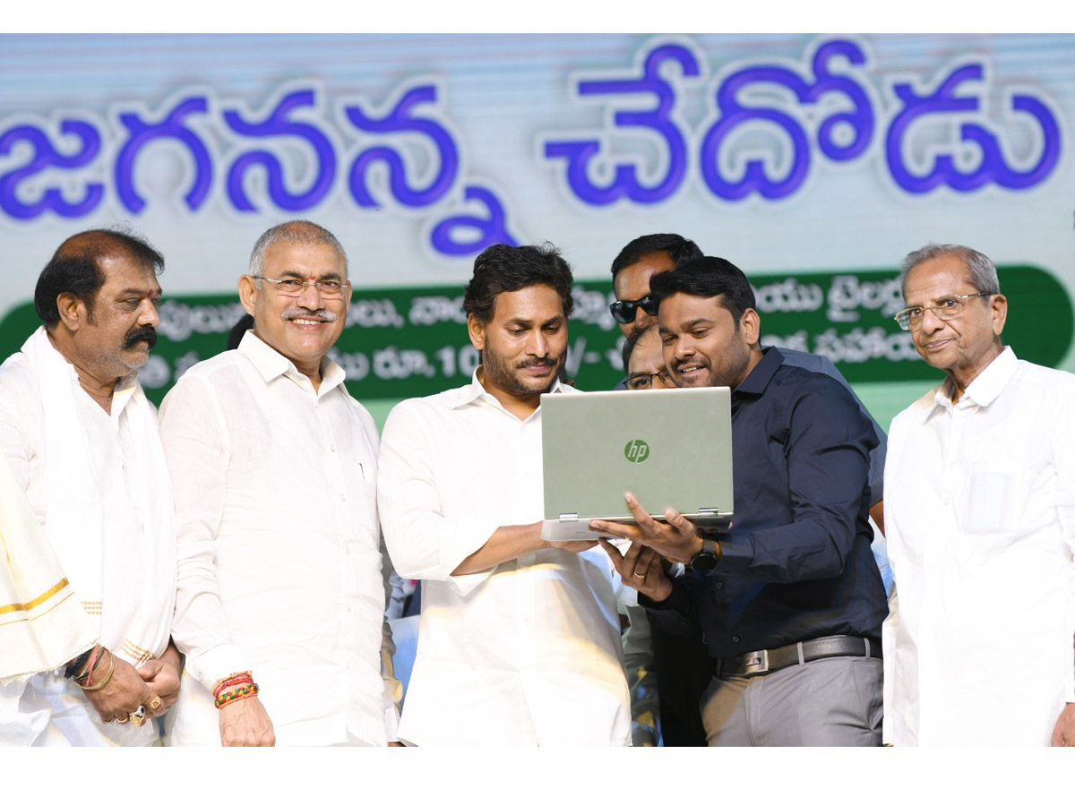 CM Jagan Releases Jagananna Chedodu Funds at Yemmiganur Photos - Sakshi4