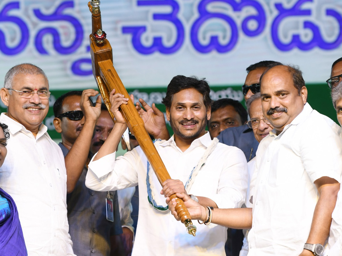 CM Jagan Releases Jagananna Chedodu Funds at Yemmiganur Photos - Sakshi6