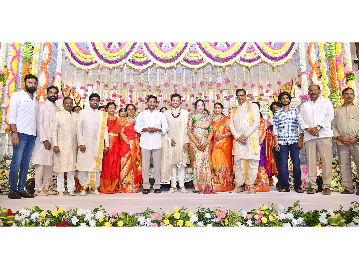 CM YS Jagan Attends Kodali Nani Niece The Wedding Photos - Sakshi2