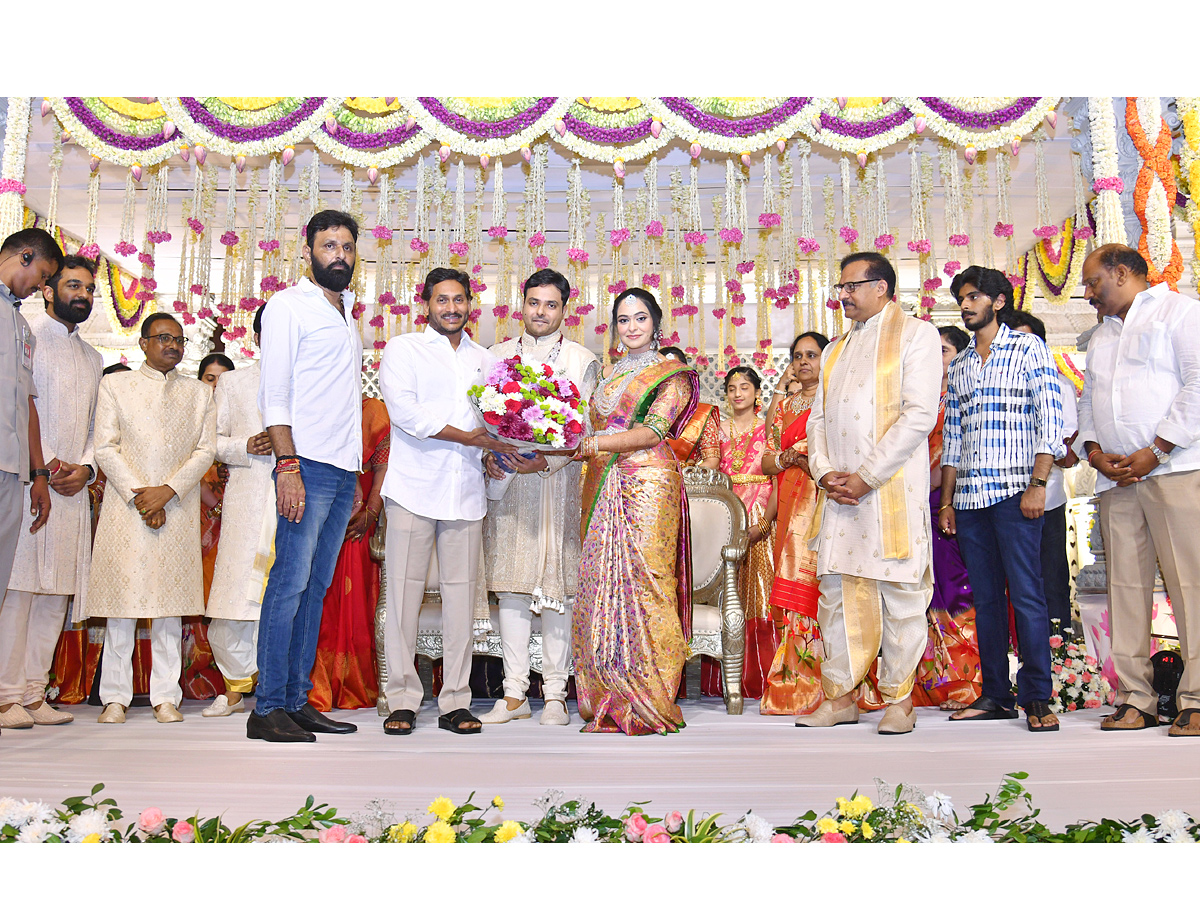 CM YS Jagan Attends Kodali Nani Niece The Wedding Photos - Sakshi3