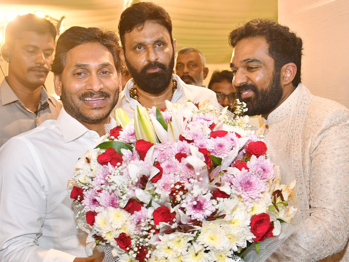 CM YS Jagan Attends Kodali Nani Niece The Wedding Photos - Sakshi4