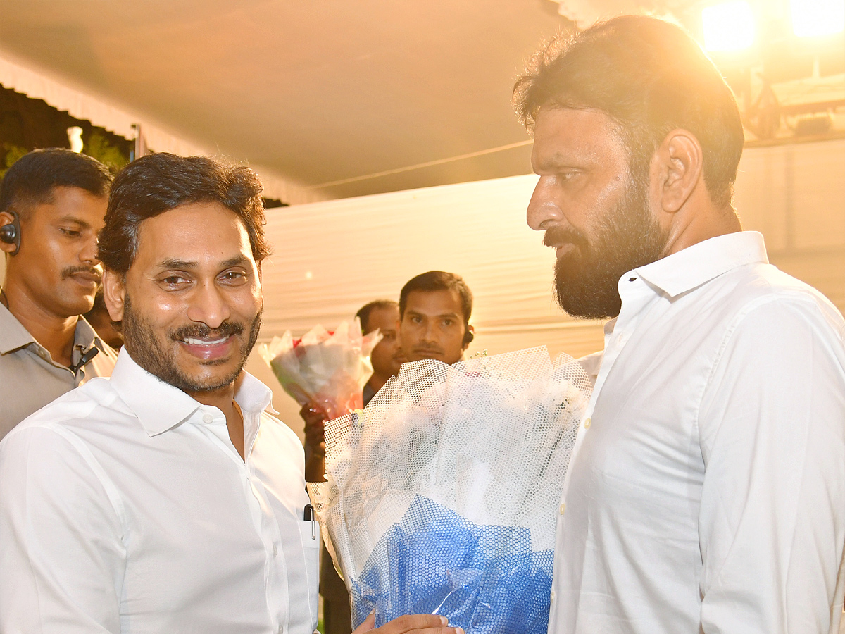 CM YS Jagan Attends Kodali Nani Niece The Wedding Photos - Sakshi5