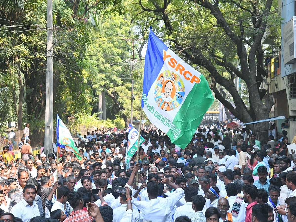 Photos Of Massive Crowd In Yemmiganur Jagananna Chedodu Sabha - Sakshi1