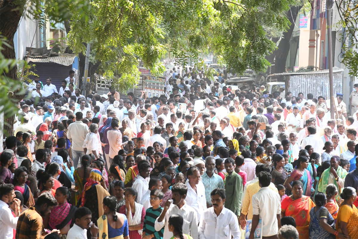 Photos Of Massive Crowd In Yemmiganur Jagananna Chedodu Sabha - Sakshi9