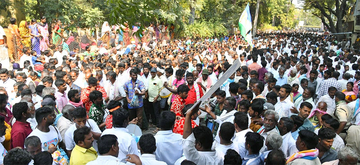 Photos Of Massive Crowd In Yemmiganur Jagananna Chedodu Sabha - Sakshi11