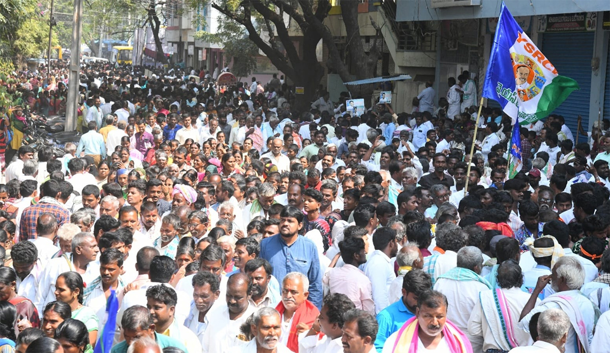 Photos Of Massive Crowd In Yemmiganur Jagananna Chedodu Sabha - Sakshi12