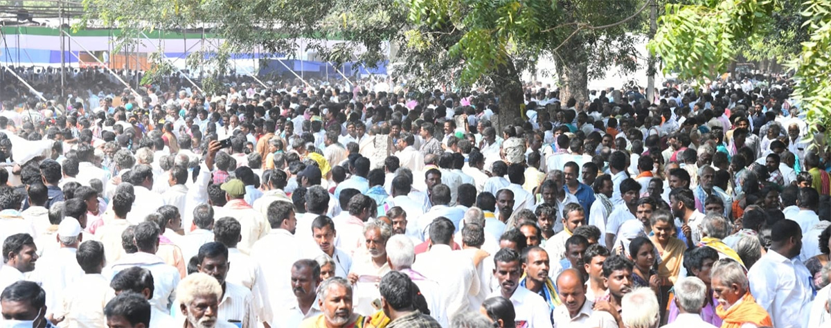 Photos Of Massive Crowd In Yemmiganur Jagananna Chedodu Sabha - Sakshi13