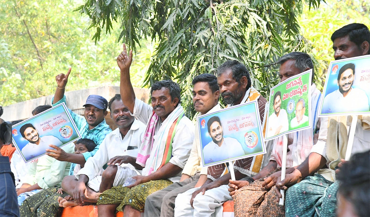 Photos Of Massive Crowd In Yemmiganur Jagananna Chedodu Sabha - Sakshi14