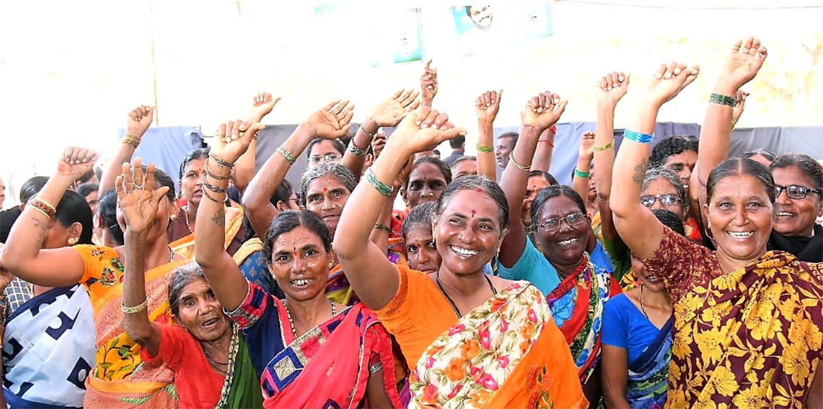 Photos Of Massive Crowd In Yemmiganur Jagananna Chedodu Sabha - Sakshi15