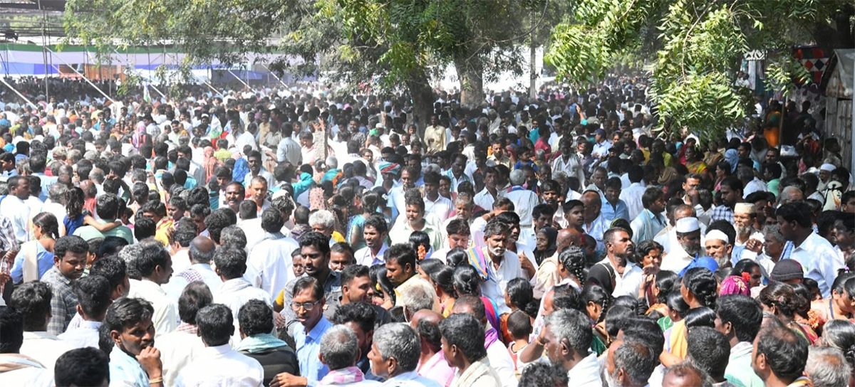 Photos Of Massive Crowd In Yemmiganur Jagananna Chedodu Sabha - Sakshi3