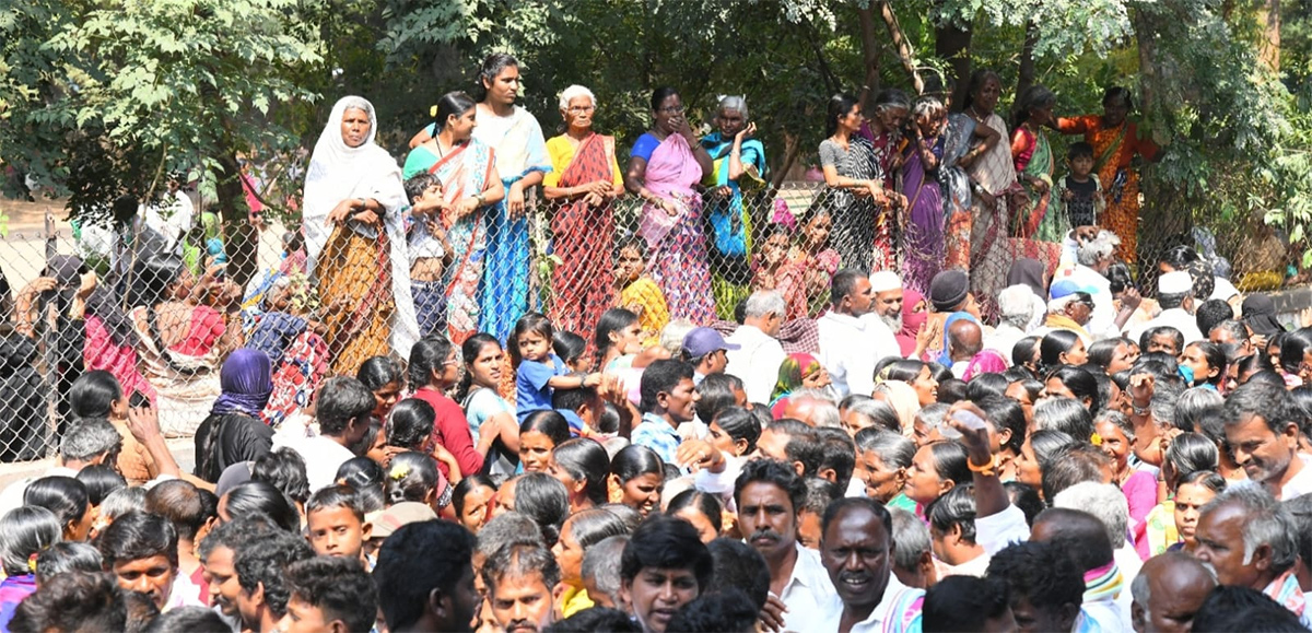 Photos Of Massive Crowd In Yemmiganur Jagananna Chedodu Sabha - Sakshi4