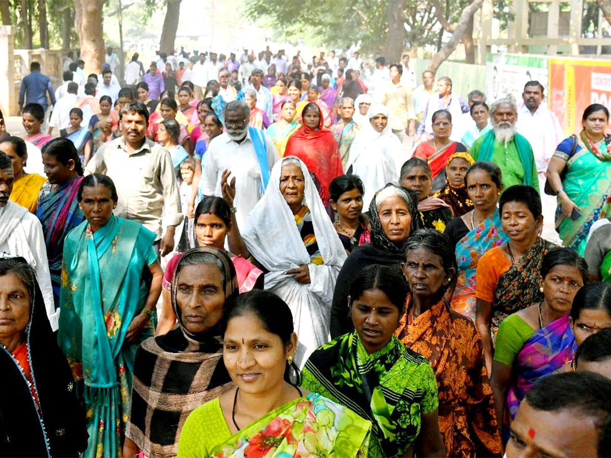 Photos Of Massive Crowd In Yemmiganur Jagananna Chedodu Sabha - Sakshi5