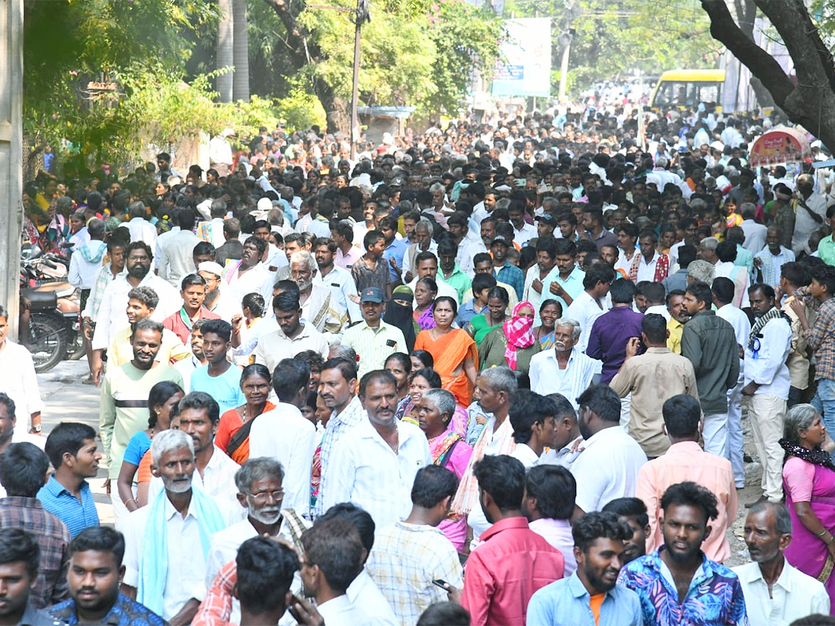 Photos Of Massive Crowd In Yemmiganur Jagananna Chedodu Sabha - Sakshi6