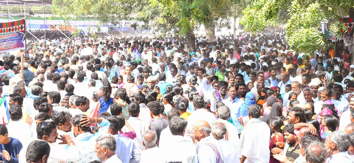 Photos Of Massive Crowd In Yemmiganur Jagananna Chedodu Sabha - Sakshi7