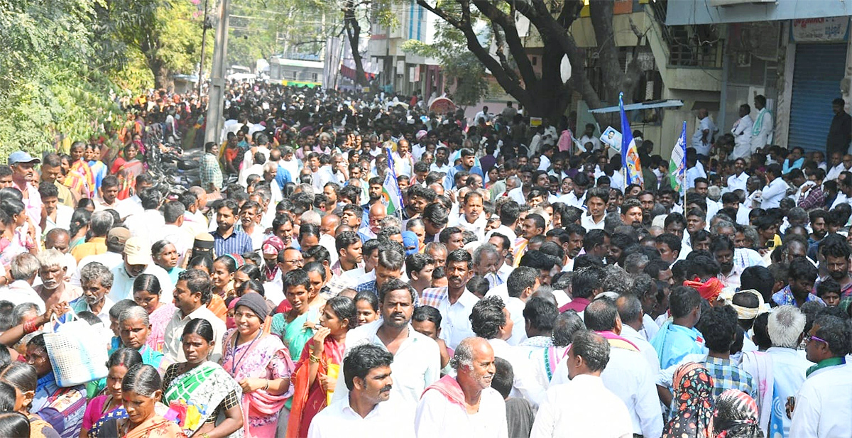 Photos Of Massive Crowd In Yemmiganur Jagananna Chedodu Sabha - Sakshi8