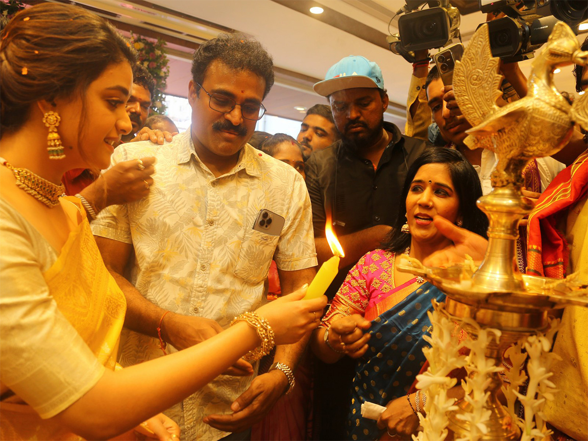 Actress keerthy suresh launches cmr shopping mall at Balapur Photos - Sakshi12