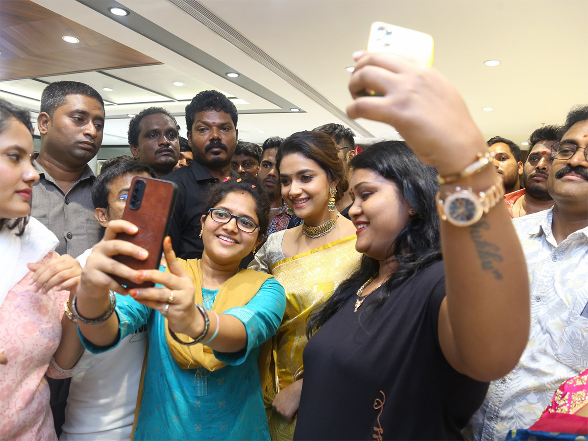 Actress keerthy suresh launches cmr shopping mall at Balapur Photos - Sakshi13