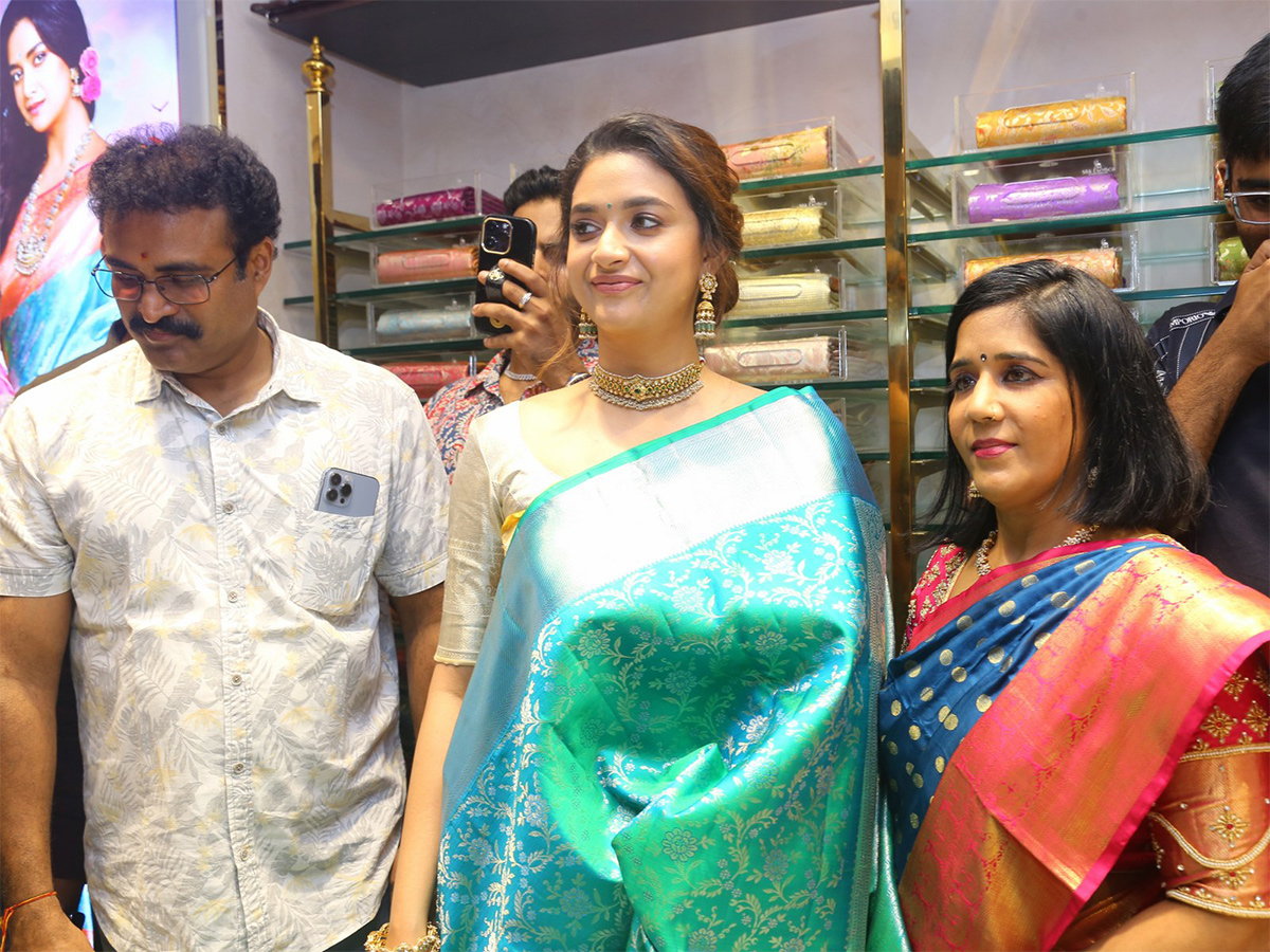 Actress keerthy suresh launches cmr shopping mall at Balapur Photos - Sakshi14