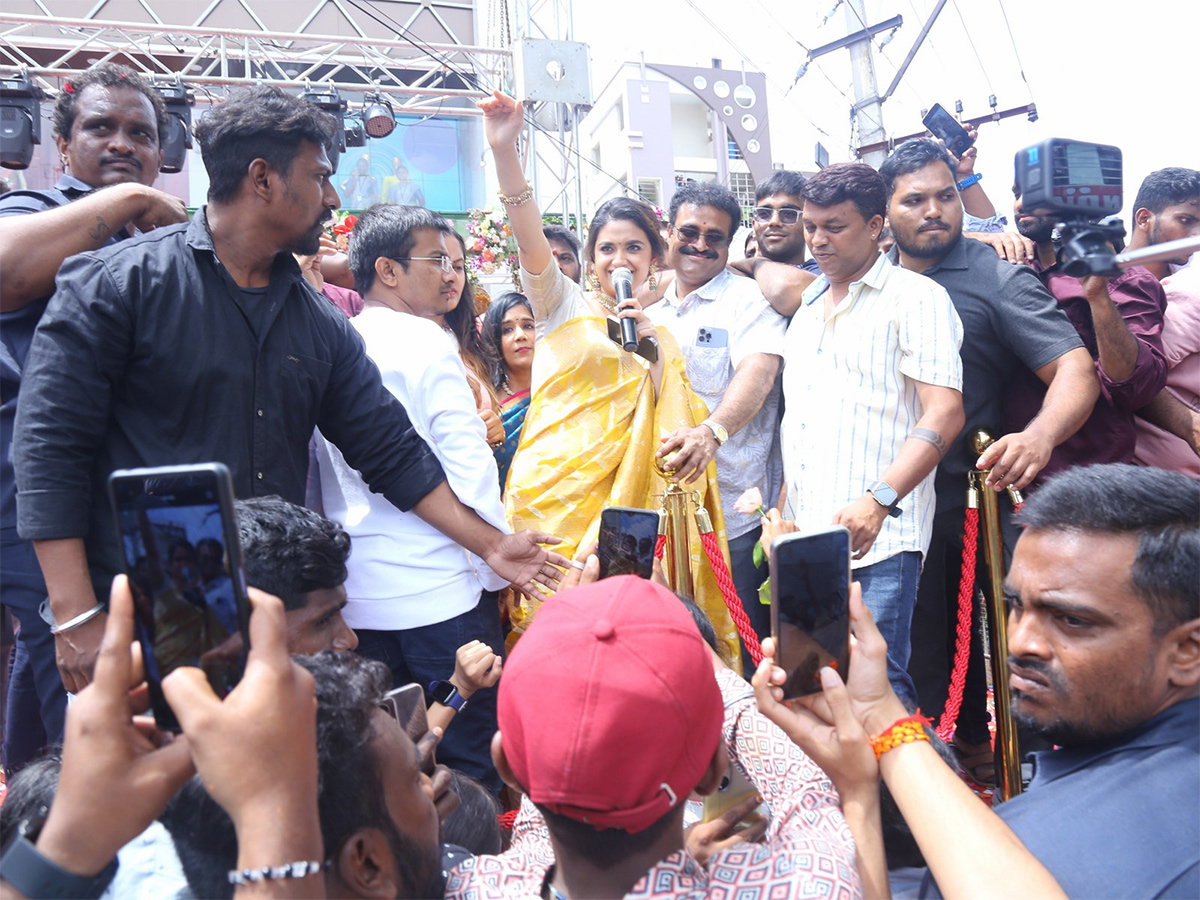 Actress keerthy suresh launches cmr shopping mall at Balapur Photos - Sakshi15