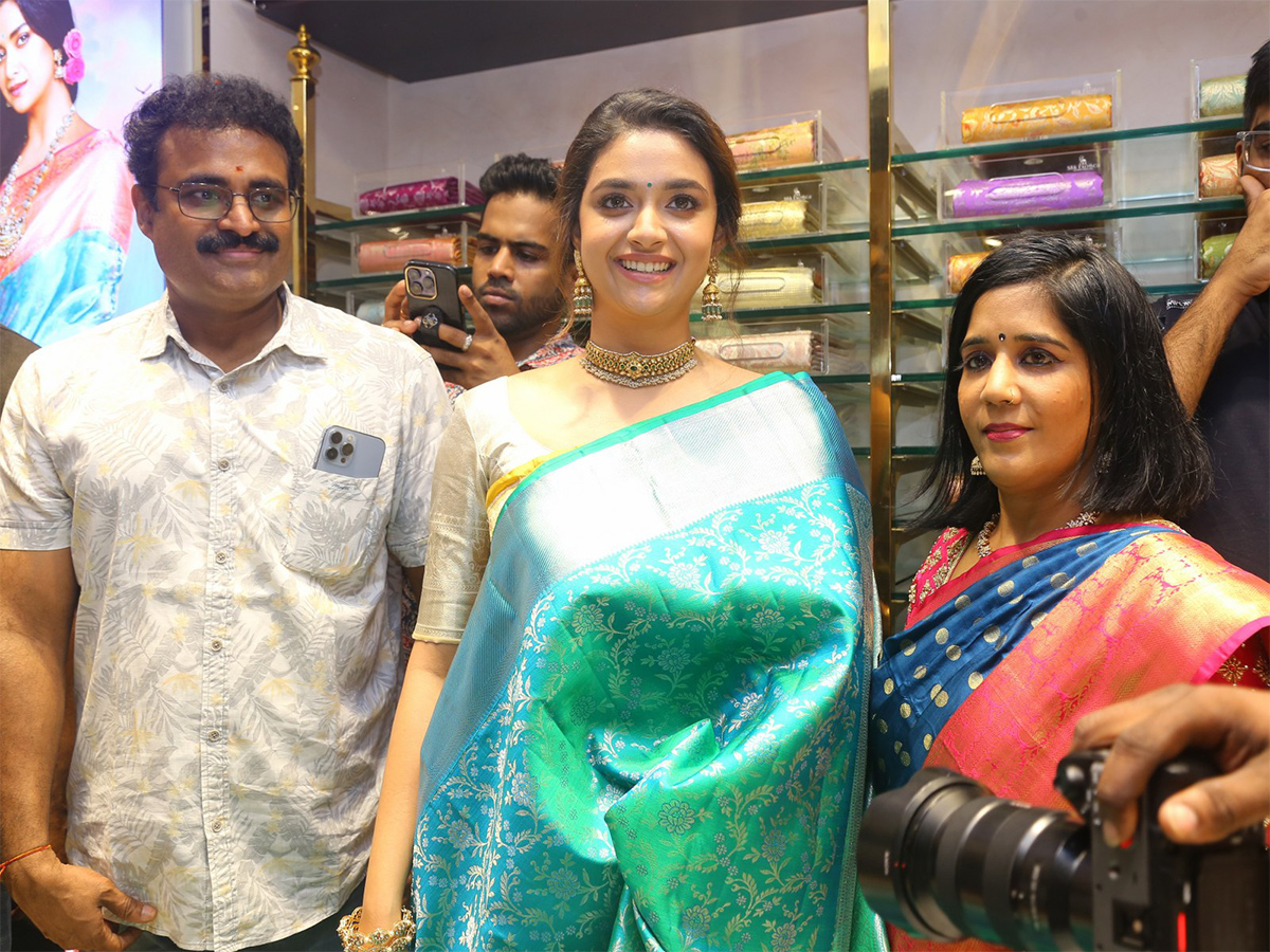 Actress keerthy suresh launches cmr shopping mall at Balapur Photos - Sakshi17