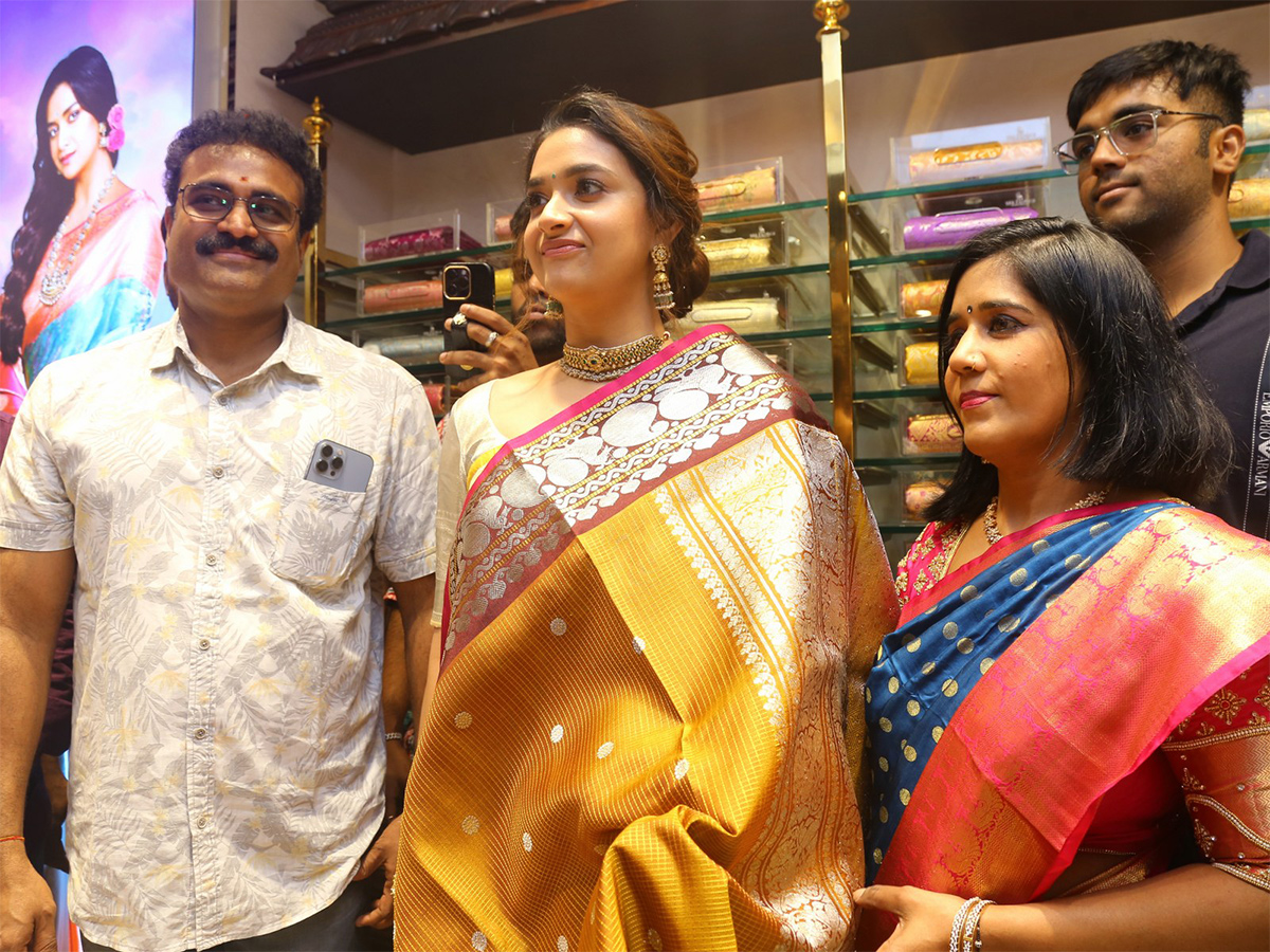 Actress keerthy suresh launches cmr shopping mall at Balapur Photos - Sakshi19