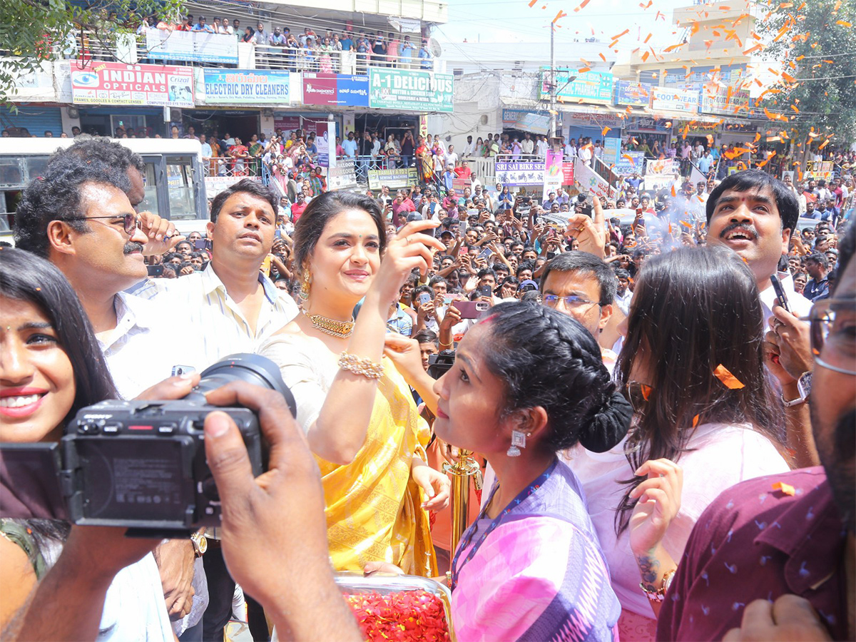 Actress keerthy suresh launches cmr shopping mall at Balapur Photos - Sakshi21