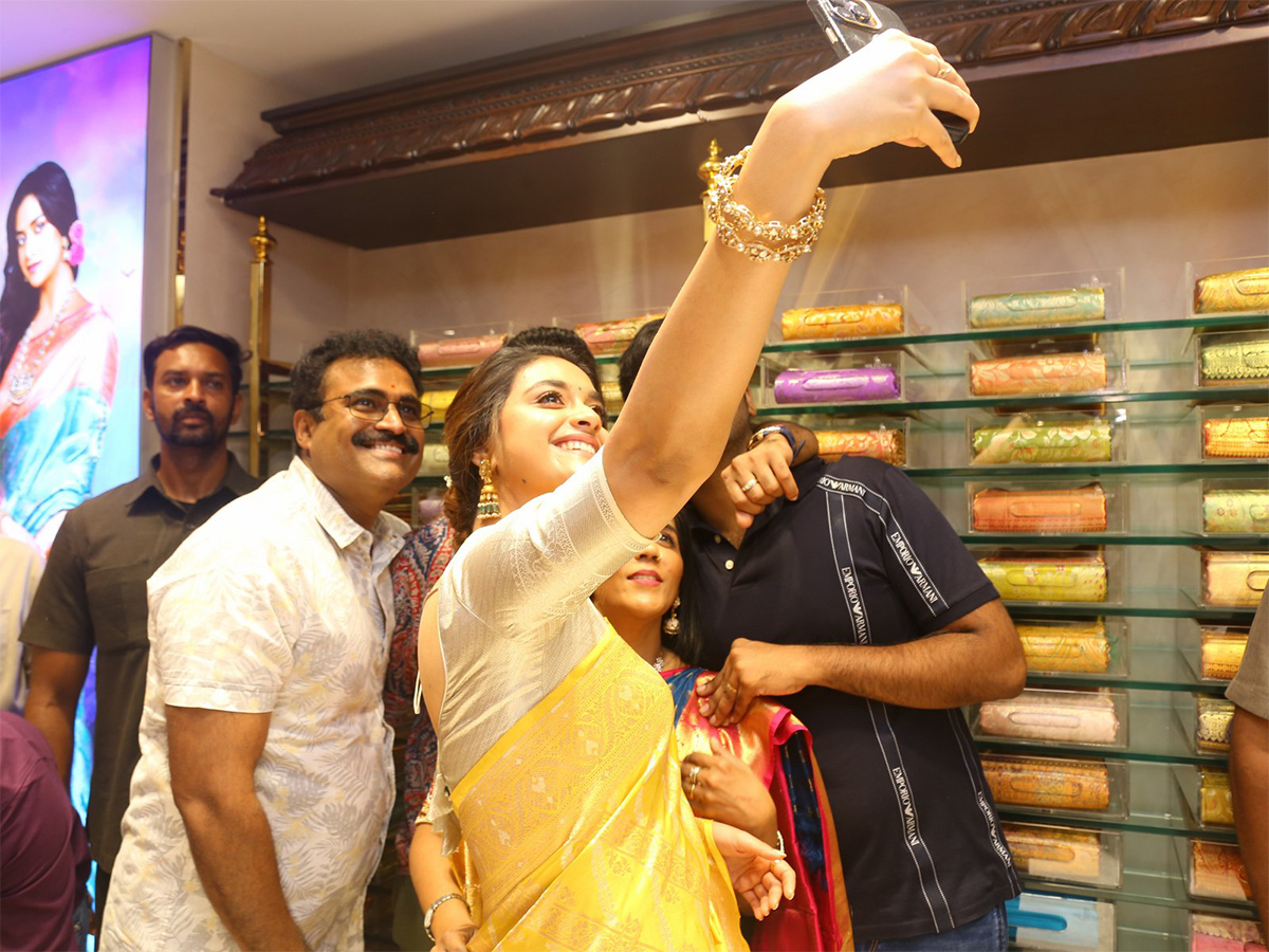 Actress keerthy suresh launches cmr shopping mall at Balapur Photos - Sakshi22