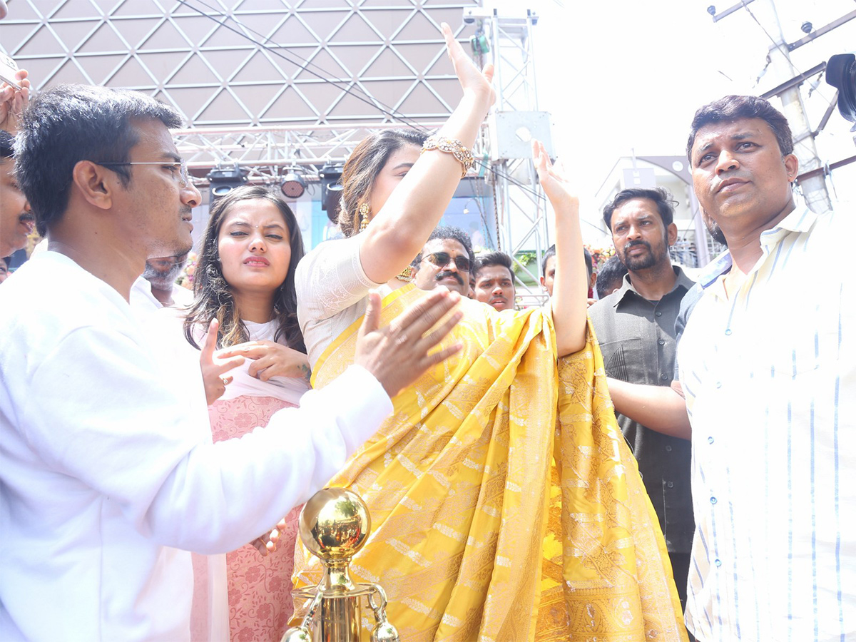 Actress keerthy suresh launches cmr shopping mall at Balapur Photos - Sakshi25