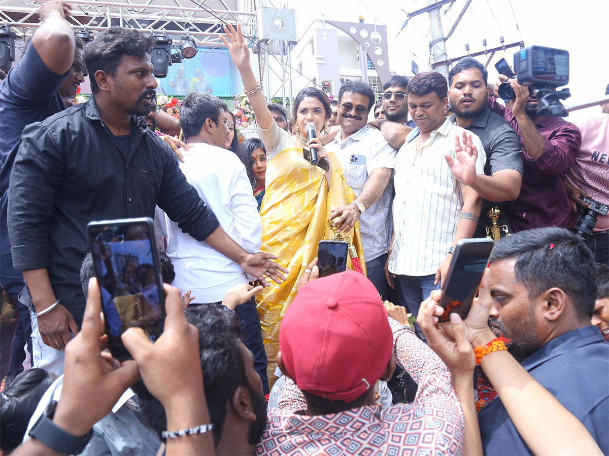 Actress keerthy suresh launches cmr shopping mall at Balapur Photos - Sakshi26