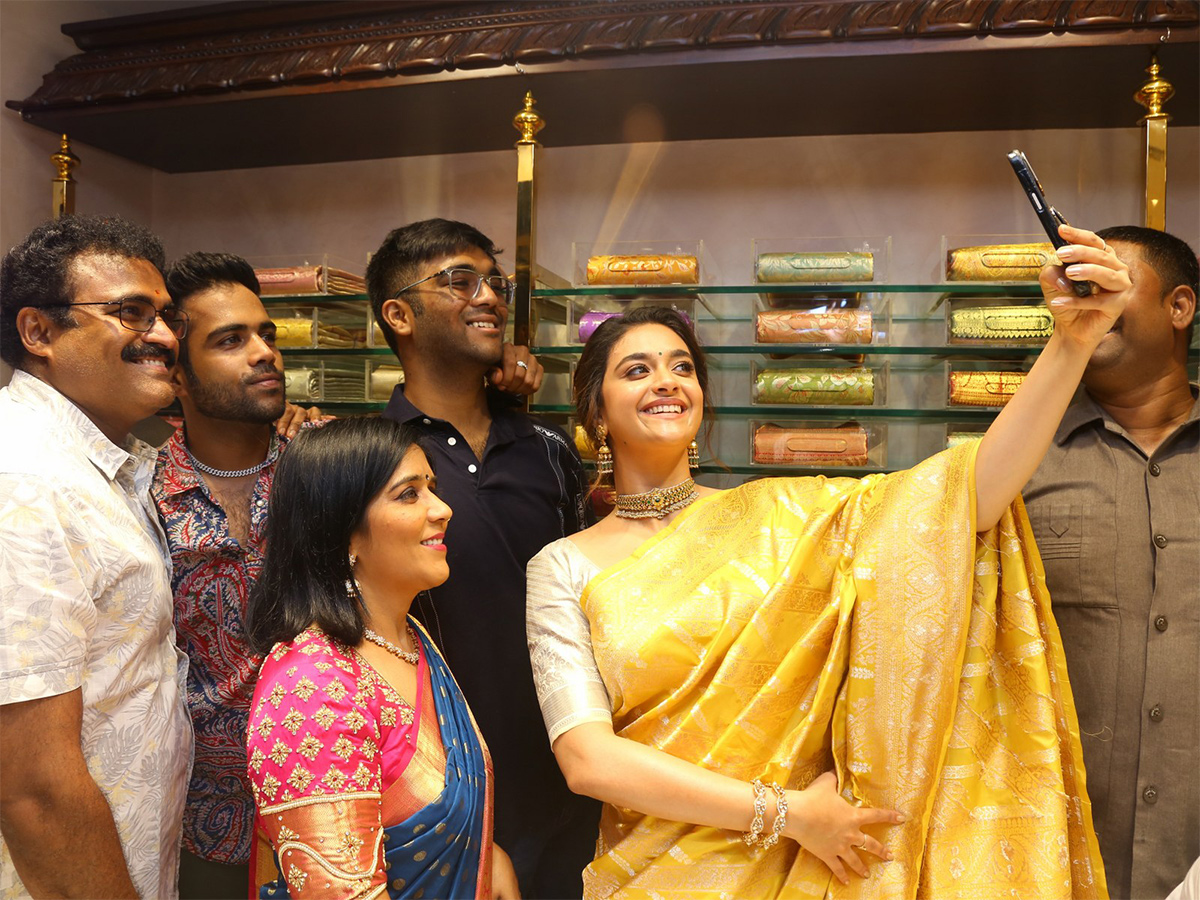 Actress keerthy suresh launches cmr shopping mall at Balapur Photos - Sakshi28