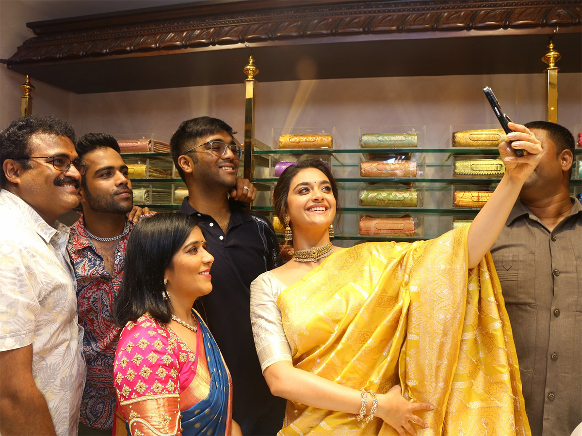 Actress keerthy suresh launches cmr shopping mall at Balapur Photos - Sakshi30