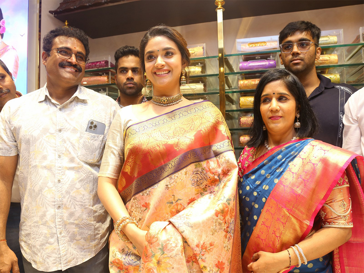 Actress keerthy suresh launches cmr shopping mall at Balapur Photos - Sakshi5