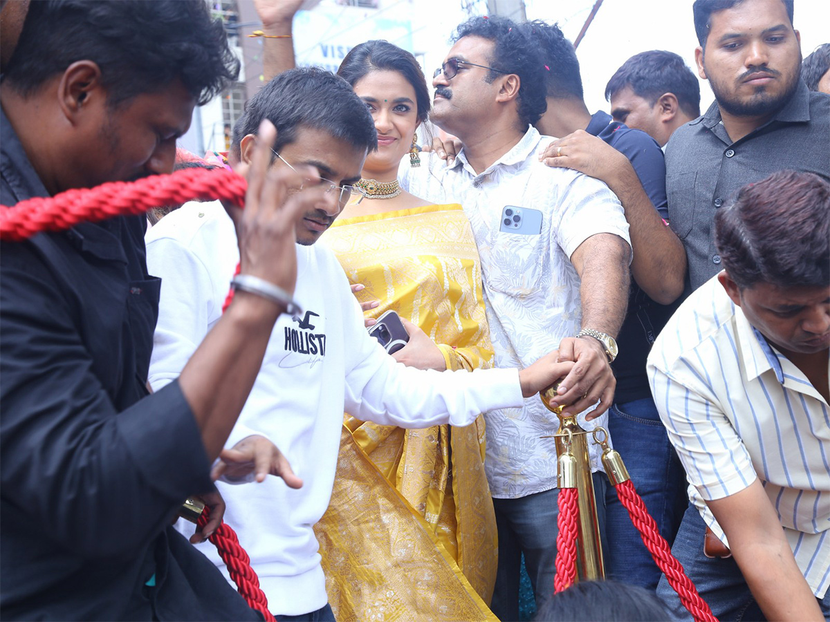 Actress keerthy suresh launches cmr shopping mall at Balapur Photos - Sakshi7