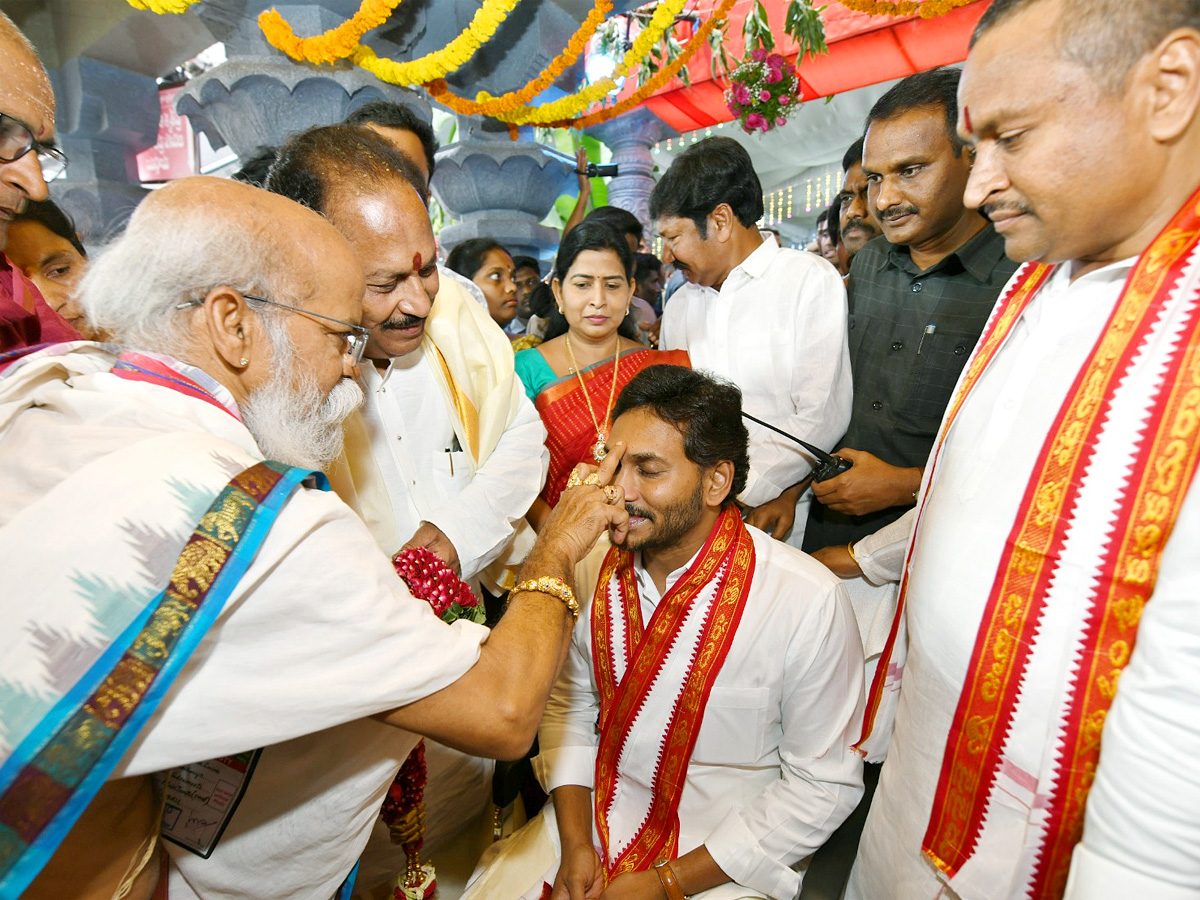 AP CM YS Jagan Visits Kanaka Durga Temple Photos - Sakshi2