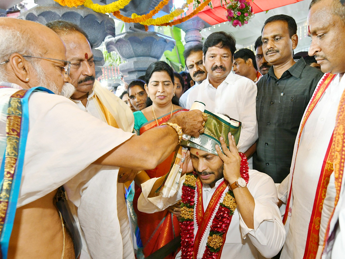 AP CM YS Jagan Visits Kanaka Durga Temple Photos - Sakshi3