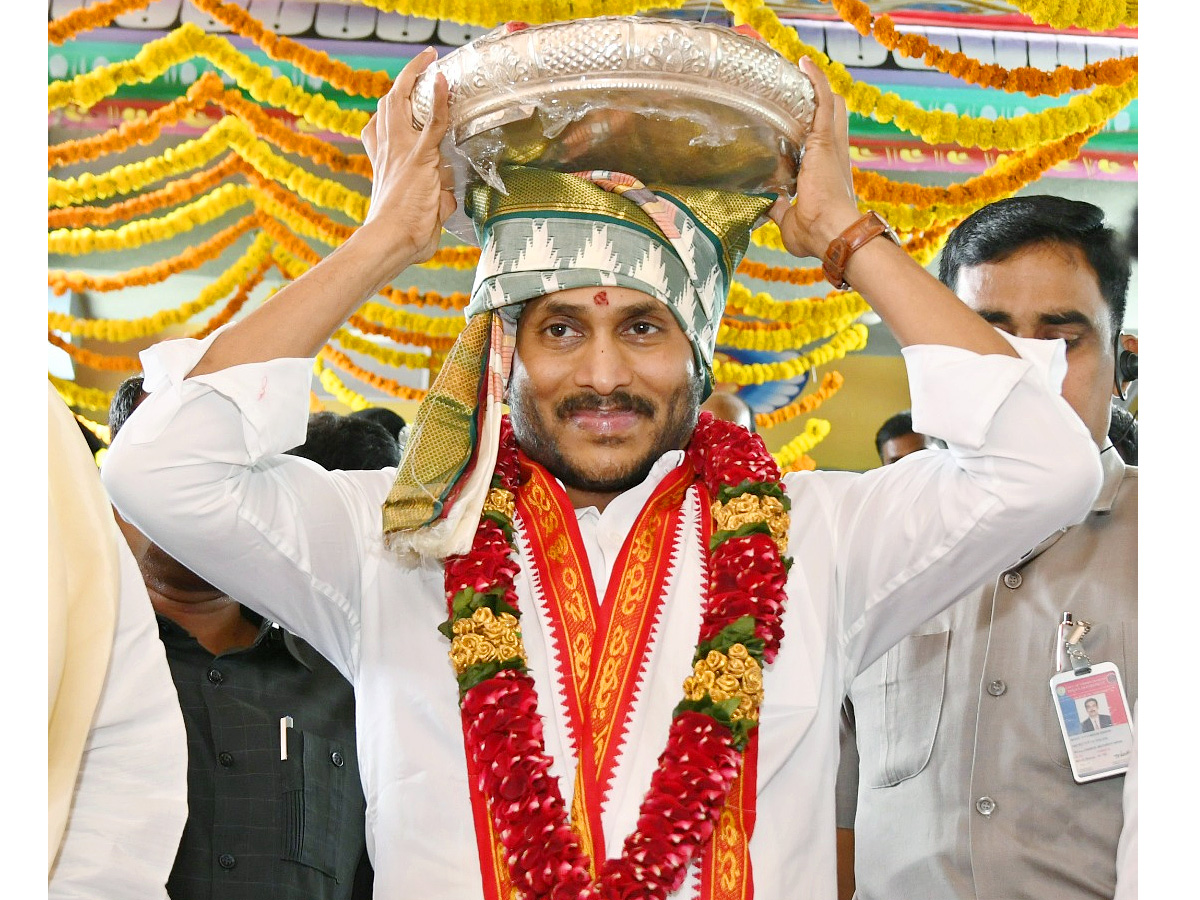 AP CM YS Jagan Visits Kanaka Durga Temple Photos - Sakshi4