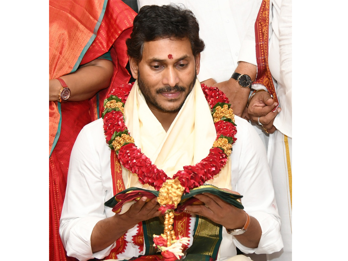 AP CM YS Jagan Visits Kanaka Durga Temple Photos - Sakshi5