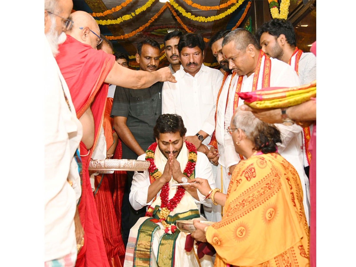 AP CM YS Jagan Visits Kanaka Durga Temple Photos - Sakshi7