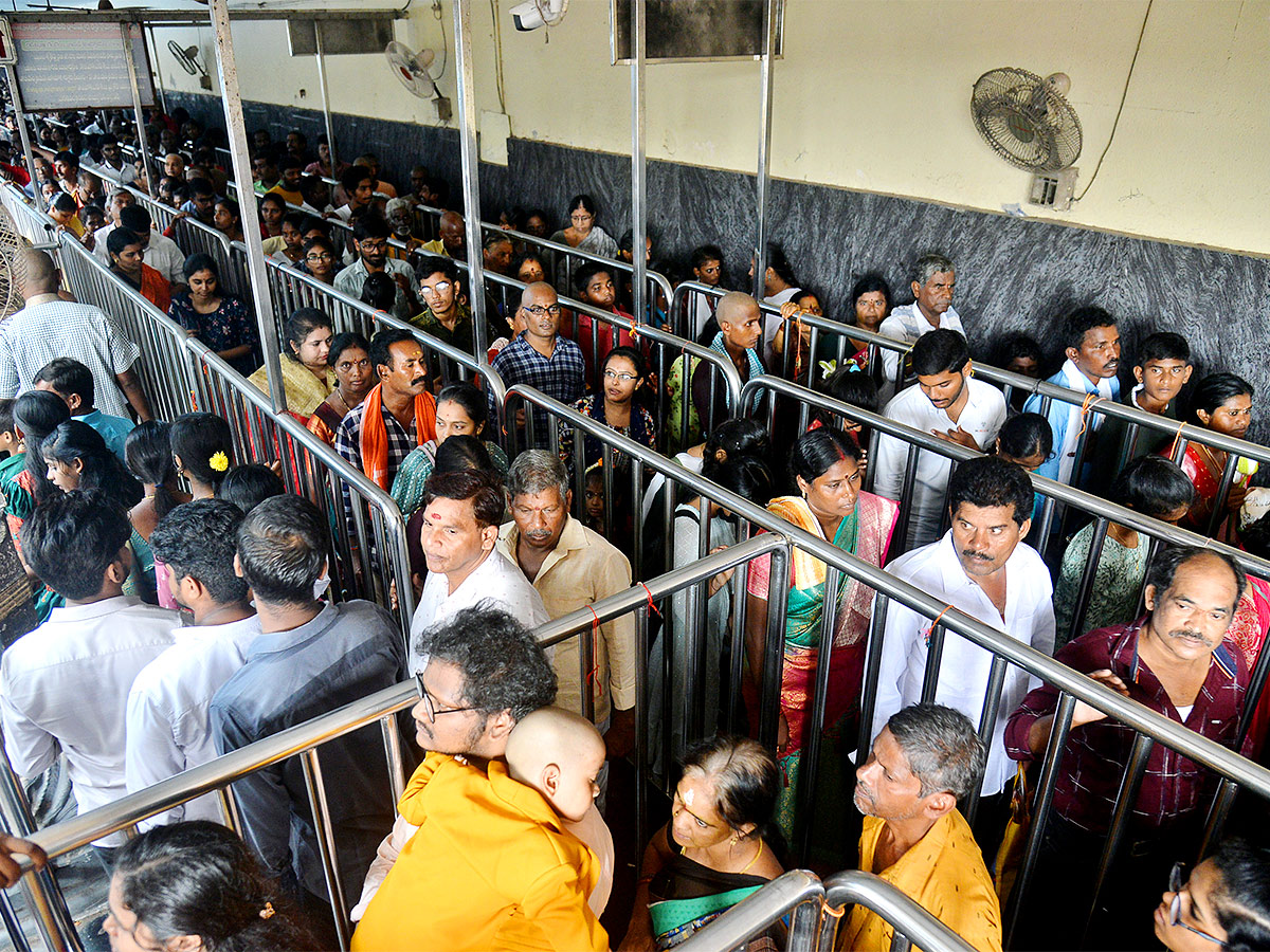 Devotees Crowd At Indrakeeladri During Dussehra Celebrations - Sakshi1