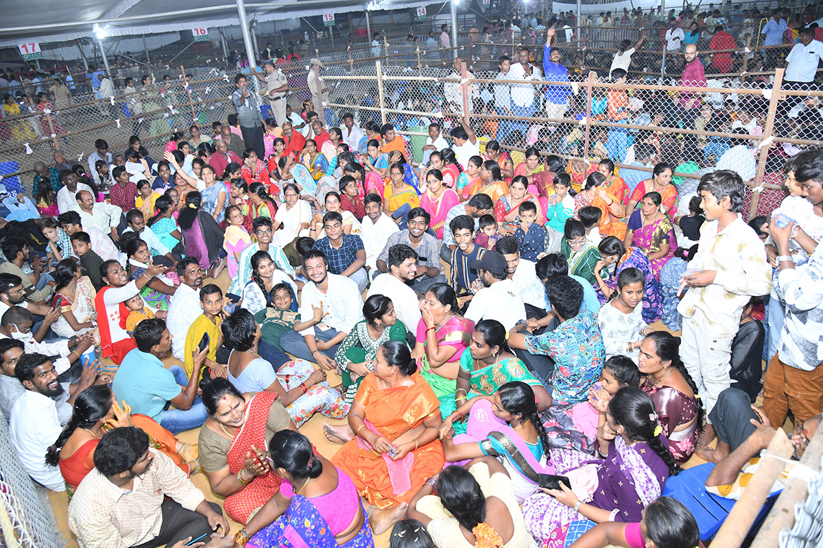 Devotees Crowd At Indrakeeladri During Dussehra Celebrations - Sakshi9