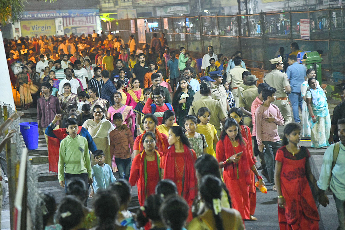 Devotees Crowd At Indrakeeladri During Dussehra Celebrations - Sakshi10